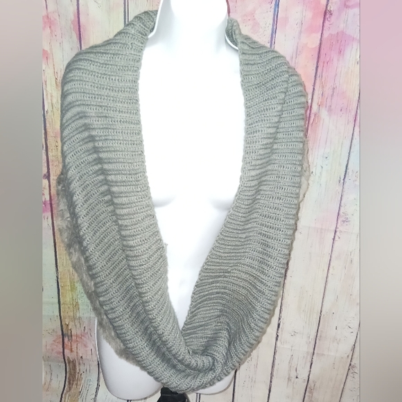 New York & Co Womens Heather Grey Infinity Scarf Knit W/Faux Fur Trim OS - Picture 2 of 6